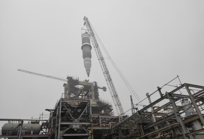 Tower crane boom free for spin