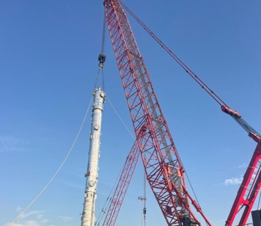 Safe crane and rigging operation at construction site